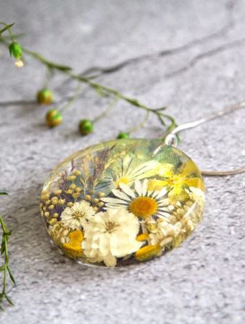Cottagecore Crafts For Fall: flower jewelry